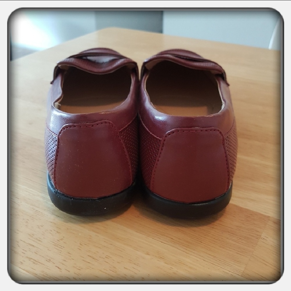Woman's Red Flats Size 10M - Picture 3 of 6